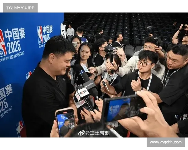 姚明中国赛现场成焦点 与独行侠老板亲切交流畅谈无官一身轻